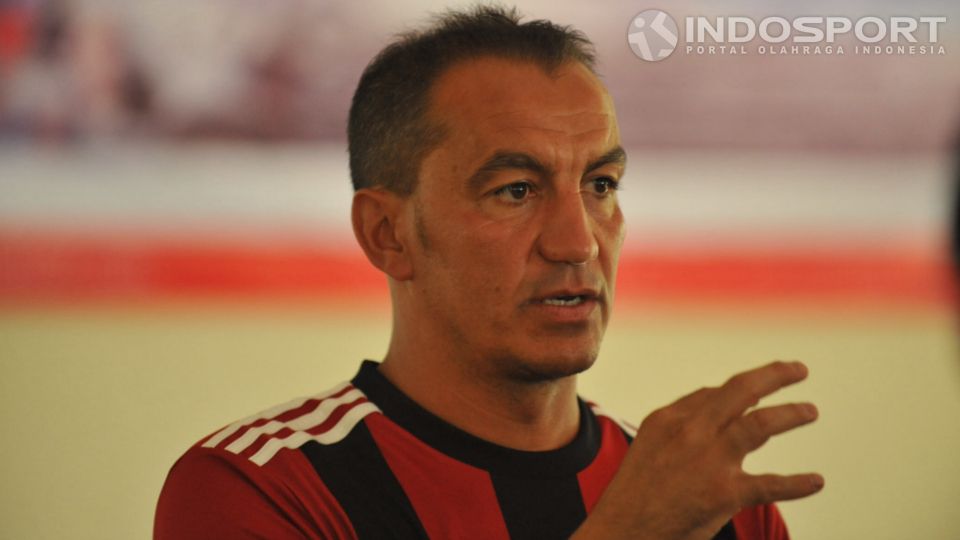 Pelatih AC Milan Academy, Mauro Ardizzone, saat meladeni pertanyaan media dalam konferensi pers Pertamina Soccer Camp 2014 di Sentul, Rabu (20/08/14). Copyright: &copy; Ratno Prasetyo/Indosport